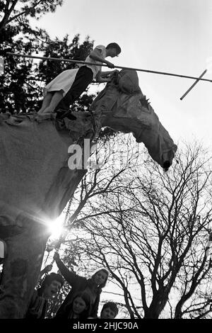 Bristol University Rag 1968: Les flotteurs dans la procession Rag 1968 font lentement leur chemin après les salles Victoria à la fin de la parade.Ils avaient dû quitter le parking de la gare de Clifton le samedi 9 mars, en passant par les chambres Victoria et le Wills Memorial Building, puis sur Park Street pour faire le tour du centre-ville avant de revenir le long de Park Row.Des milliers de spectateurs ont envahi les rues avec des milliers de livres recueillis pour la charité des pennies, des sixpenes et des demi-couronnes qui ont été mis dans des boîtes de collecte ou jetés dans les seaux des étudiants, les casquettes et les parapluies retournés. Banque D'Images