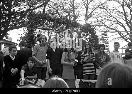 Bristol University Rag 1968 : les flotteurs de la procession Rag 1968 passent lentement les salles Victoria à la fin de la parade.Ils avaient dû quitter le parking de la gare de Clifton le samedi 9 mars, en passant par les chambres Victoria et le Wills Memorial Building, puis en descendant Park Street et en faisant le tour du centre-ville avant de revenir le long de Park Row.Des milliers de spectateurs étaient dans les rues et des milliers de livres ont été recueillis pour la charité des pennies, des sixpenes et des demi-couronnes qui ont été mis dans des boîtes de collecte ou jetés dans les seaux, les casquettes et les parapluies retournés. Banque D'Images