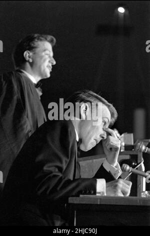 Sous les lumières de la télévision, la Debate Society de l’université de Bristol organise le premier débat téléphonique transatlantique au monde.Six cents étudiants ont emballé la salle Anson du syndicat étudiant le mardi 12 mars 1968 pour entendre leur équipe plaider contre l'université de Virginie-Occidentale, dont l'équipe a proposé que « Christopher Columbus et la Ford Motor Company auraient dû rester chez eux ».Le débat a attiré la télévision et la presse avec la BBC déclarant la victoire de Bristol.L'événement, organisé par David Hunt (plus tard Lord Hunt de Wirral), était prévu pour la semaine de la Rag mais a été déplacé parce que les Américains étaient en vacances. Banque D'Images