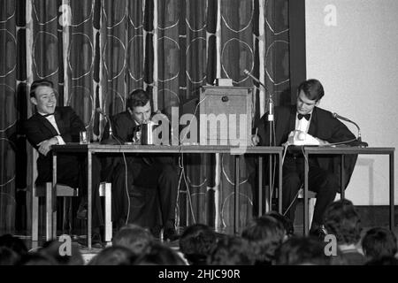 Sous les lumières de la télévision, la Debate Society de l’université de Bristol organise le premier débat téléphonique transatlantique au monde.Six cents étudiants ont emballé la salle Anson du syndicat étudiant le mardi 12 mars 1968 pour entendre leur équipe plaider contre l'université de Virginie-Occidentale, dont l'équipe a proposé que « Christopher Columbus et la Ford Motor Company auraient dû rester chez eux ».Le débat a attiré la télévision et la presse avec la BBC déclarant la victoire de Bristol.L'événement, organisé par David Hunt (plus tard Lord Hunt de Wirral), était prévu pour la semaine de la Rag mais a été déplacé parce que les Américains étaient en vacances. Banque D'Images