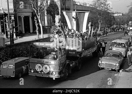 Les flotteurs de la procession Rag de 1969 de l'Université Bristol passent devant le syndicat des étudiants de Queens Road alors que le défilé arrive à sa fin. La procession avait commencé à 2,30pm heures le 8 mars depuis le parking de Clifton Down Station et s'était enroulée devant les chambres Victoria et le Wills Memorial BuildingSur Park Street, tournez vers Baldwin Street, puis traversez Broadmead avant de retourner à Clifton le long des rues Lower et Upper maudlin et Park Row.Des milliers de spectateurs ont envahi les rues et des milliers de livres ont été recueillis pour la charité. Banque D'Images