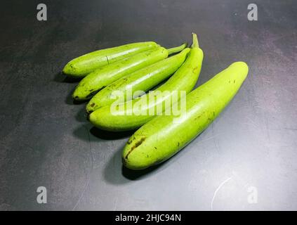 Gourde de bouteille, Lagenaria siceraria isolé sur fond noir. Banque D'Images