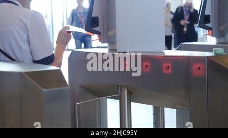 Entrée avec e-pass.Médias.Point de contrôle automatique avec accès sans contact.Tourniquet avec lecteur de carte.Point de contrôle électronique.Système de contrôle d'accès. Banque D'Images