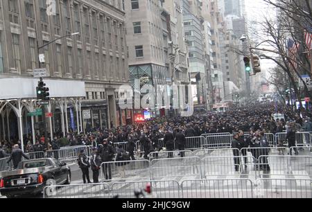 New York, États-Unis.28th janvier 2022.(NOUVEAU) cérémonie funéraire pour Jason Rivera, mort d'un officier du NYPD à la cathédrale Saint-Patrické‚ â„ â s.28 janvier 2022, New York, États-Unis: La cérémonie funéraire de Jason Rivera, officier tué du NYPD, aura lieu vendredi (28) à l'église de la cathédrale Saint-Patrické‚ â â„ âs sur 5th Avenue, Manhattan.Jason, âgé de 22 ans, et son associé, Wilbert Mora, âgé de 27 ans, ont répondu à un appel de violence familiale et ont été abattus par un suspect de 47 ans, Lashawn McNeil, vendredi (21) nuit à Harlem.Jason est décédé le même jour alors que Wilbert est décédé 4 jours plus tard à l'hôpital.Routes sur 5th avenue Banque D'Images