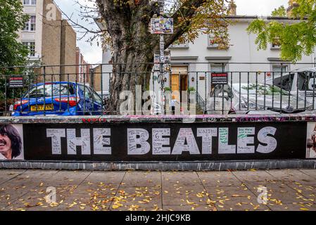 Le nom des Beatles sur Abbey Road en face de la maison avec des voitures garées Banque D'Images