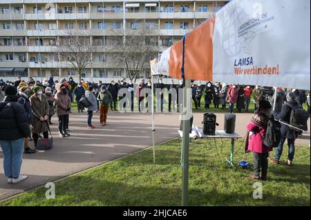 28 janvier 2022, Saxe-Anhalt, Halle (Saale): Les gens se tiennent devant le Centre culturel islamique de Halle-Neustadt lors d'un événement.Le Conseil des réfugiés de Saxe-Anhalt avait appelé à une réunion de solidarité lors de la prière du vendredi.L'arrière-plan est des tirs renouvelés d'une carabine à air comprimé dans un centre culturel islamique de Halle. Banque D'Images