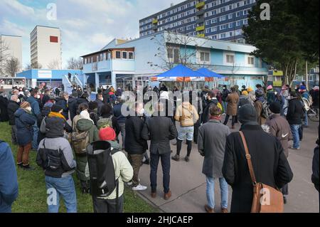 28 janvier 2022, Saxe-Anhalt, Halle (Saale): Les gens se tiennent devant le Centre culturel islamique de Halle-Neustadt lors d'un événement.Le Conseil des réfugiés de Saxe-Anhalt avait appelé à une réunion de solidarité lors de la prière du vendredi.L'arrière-plan est des tirs renouvelés d'une carabine à air comprimé dans un centre culturel islamique de Halle. Banque D'Images