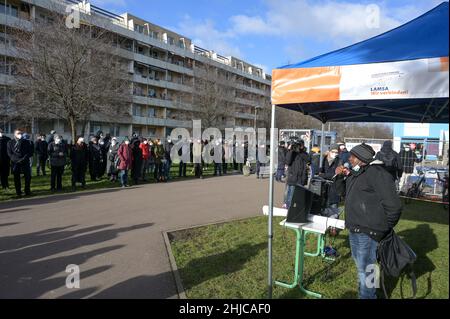 28 janvier 2022, Saxe-Anhalt, Halle (Saale): Les gens se tiennent devant le Centre culturel islamique de Halle-Neustadt lors d'un événement.Le Conseil des réfugiés de Saxe-Anhalt avait appelé à une réunion de solidarité lors de la prière du vendredi.L'arrière-plan est des tirs renouvelés d'une carabine à air comprimé dans un centre culturel islamique de Halle. Banque D'Images