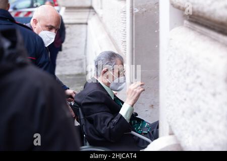 Rome, Italie.28th janvier 2022.Umberto Bossi entre au Palais Montecitorio pour le cinquième vote pour l'élection du nouveau Président de la République, le 28 janvier 2022 (photo de Matteo Nardone/Pacific Press) crédit: Pacific Press Media production Corp./Alay Live News Banque D'Images