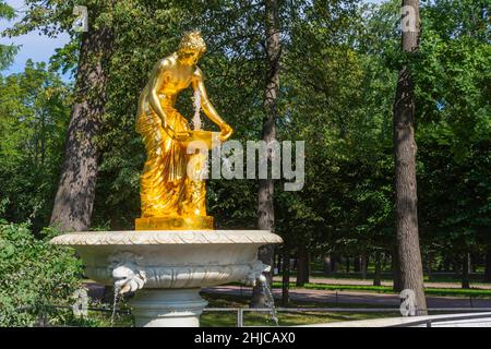 Peterhof, une fontaine avec une statue dorée d'une nymphe dans le parc inférieur Banque D'Images