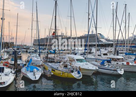Funchal, Madère, Portugal - 31 décembre 2021 : vue sur le port de plaisance de Funchal où les gens se rassemblent dans la soirée pour assister aux feux d'artifice de la nouvelle année Banque D'Images