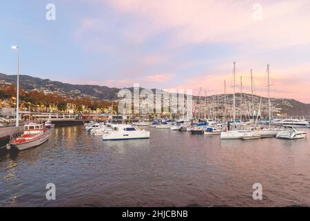 Funchal, Madère, Portugal - 31 décembre 2021 : vue sur le port de plaisance de Funchal où les gens se rassemblent dans la soirée pour assister aux feux d'artifice de la nouvelle année Banque D'Images