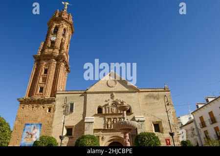 Antequera, Espagne - 31 décembre 2020 : eglise et place de saint-Sébastien à Antequera sur l'Andalousie en Espagne Banque D'Images