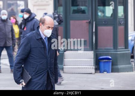 Rome, Italie.28th janvier 2022.Pier Luigi Bersani marche vers l'entrée du Palais Montecitorio pour le cinquième vote pour l'élection du nouveau Président de la République, le 28 janvier 2022 (Credit image: © Matteo Nardone/Pacific Press via ZUMA Press Wire) Banque D'Images