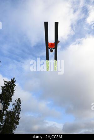 Willingen, Allemagne.28th janvier 2022.Ski nordique, saut à ski : coupe du monde, grande colline, hommes.Killian Peier de Suisse saute du Mühlenkopf saut à ski pendant l'entraînement.Credit: Arne Dedert/dpa/Alay Live News Banque D'Images
