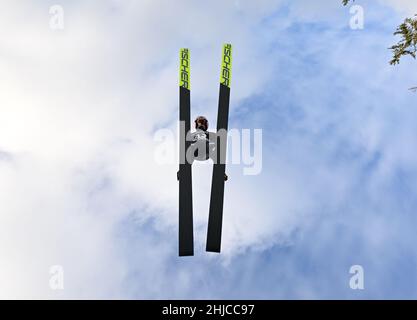 Willingen, Allemagne.28th janvier 2022.Ski nordique, saut à ski : coupe du monde, grande colline, hommes.Markus Eisenbichler d'Allemagne saute du Mühlenkopf saut à ski pendant l'entraînement.Credit: Arne Dedert/dpa/Alay Live News Banque D'Images