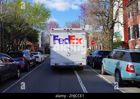 WASHINGTON, DC -2 APR 2021- vue d'un camion de livraison de Federal Express (FedEx) dans la rue à Georgetown, Washington DC. Banque D'Images