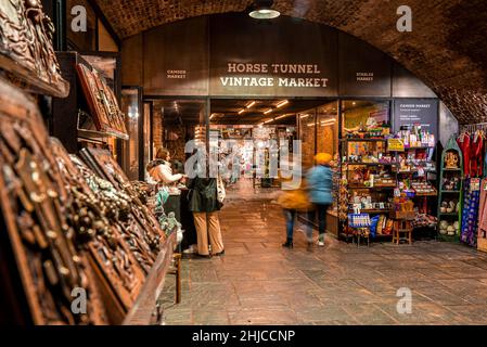 Variété de souvenirs en vente sur le marché local Banque D'Images