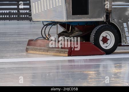 Préparation de la glace de la machine d'entretien de glace polie à la patinoire entre les séances en extérieur prêt pour le match Banque D'Images