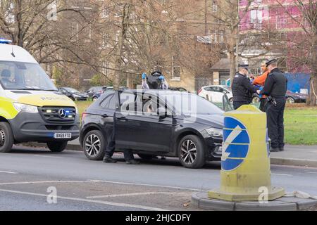 London Greenwich, Royaume-Uni.28th janvier 2022.Un conducteur en voiture noire a été arrêté et a semblé être fouillé par des policiers en uniforme près du village de Blackheath, au sud-est de Londres, en Angleterre.Credit: xiu Bao/Alay Live News Banque D'Images