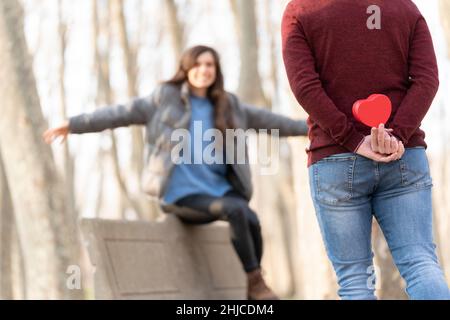 L'homme surprend sa petite amie avec un cadeau en forme de cœur Banque D'Images