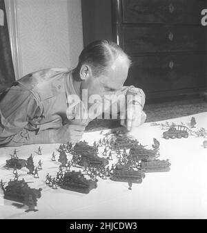 Soldats de l'étain dans les 1950s.Un membre des collectionneurs danois d'étain avec une collection de soldats et de jouets en étain.Les soldats de l'étain étaient un passe-temps historique souvent dans les thèmes.L'étain a été fondu et versé sous forme de figures qui, lorsqu'ils avaient refroidi et pris hors des formes ont été peintes avec soin.1952. Kristoffersson réf. BE30-10 Banque D'Images