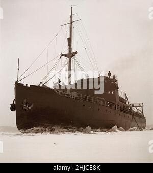 Hiver en mer en 1940s.Photo du brise-glace suédois Ymer brise la glace dans les eaux intérieures de la côte suédoise à febry 1941.Le brise-glace Ymer a été construit à Malmö en 1931-1933 et a servi de brise-glace d'État pendant 44 ans jusqu'à ce qu'elle soit vendue et détruite en 1976.Les hivers de la Seconde Guerre mondiale ont souvent été exceptionnellement froids et la glace est devenue un gros problème pour l'industrie du transport maritime et pour l'armée.Suède 1942 Kristoffersson réf. 172-8 Banque D'Images