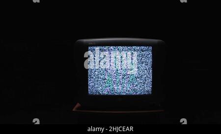 Écran de télévision allumé la nuit avec un bruit blanc.Stock.Bruit statique dans l'obscurité sur l'ancien écran du téléviseur. Banque D'Images