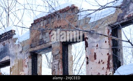 Intérieur de ruiné, abandonné administratif, bâtiment résidentiel après le feu.Ruine les ruines d'une maison abandonnée en ruines.Comme arrière-plan dépressif f Banque D'Images
