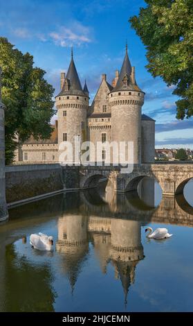 Le Château de Sully-sur-Loire (1560-1641), et son fossé.Sully-sur-Loire, Centre-Val de Loire, France.Le château était le siège du duc de Sully, Banque D'Images