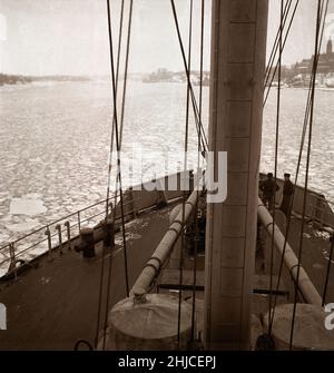 Hiver en mer en 1940s.Photo du brise-glace suédois Ymer brise la glace dans les eaux intérieures de la côte suédoise à febry 1941.Le brise-glace Ymer a été construit à Malmö en 1931-1933 et a servi de brise-glace d'État pendant 44 ans jusqu'à ce qu'elle soit vendue et détruite en 1976.Les hivers de la Seconde Guerre mondiale ont souvent été exceptionnellement froids et la glace est devenue un gros problème pour l'industrie du transport maritime et pour l'armée.Suède 1942 Kristoffersson réf. 172-2 Banque D'Images