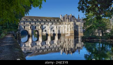 Le château Renaissance de Chenonceau enjambant le cher, Indre-et-Loire, construit en 1514-1522.Le pont au-dessus de la rivière a été construit (1556-1559) à Banque D'Images