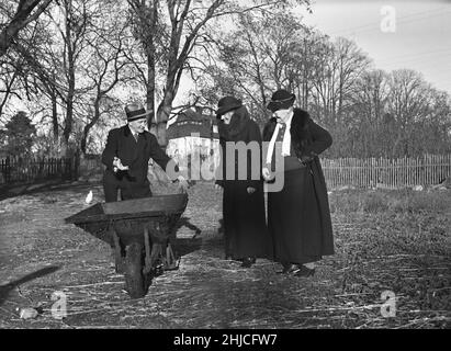 S'amuser dans le 1930s.Un homme âgé offre à ses amis tout aussi vieux une promenade dans sa brouette.Ils semblent quelque peu réticents à accepter son offre.C'est Lars-August Lundmark, Olivia Svensson et Alina Bodin dans une maison pour les acteurs âgés à l'extérieur de Stockholm.Suède 1939.Kristofferson réf. 39-11 Banque D'Images