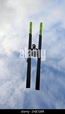 Willingen, Allemagne.28th janvier 2022.Ski nordique, saut à ski : coupe du monde, grande colline, hommes.Andreas Wellinger de l'Allemagne saute de la colline Mühlenkopf pendant l'entraînement.Credit: Arne Dedert/dpa/Alay Live News Banque D'Images