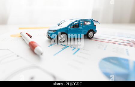 Vue avant d'une voiture bleue sur les dessins de draps Banque D'Images