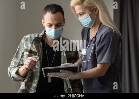 infirmière consultant militaire.Souffrance du soldat. Banque D'Images