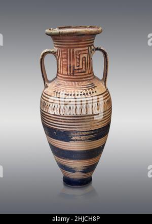 Amphora grecque de poterie d'époque géométrique, Asine Acropolis, 730-690 av. J.-C. .Musée archéologique de Nafplion.: Sur fond gris.Photographe Paul E Wi Banque D'Images