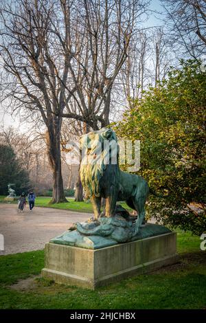 Paris, France - 01 15 2022 : le jardin du Luxembourg.Vue sur la statue du lion nubien à l'intérieur du parc Banque D'Images