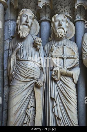 Cathédrale de Chartres statues gothiques et sculptures extérieures.Porche nord, portail central, jambes de droite - vue générale c.1194-1230.Cathédrale de Chartres Banque D'Images