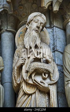 Cathédrale de Chartres statues gothiques et sculptures extérieures.Porche nord, portail central, jambes de droite - vue générale c.1194-1230.Cathédrale de Chartres Banque D'Images