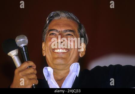 Mario Vargas Llosa, auteur péruvien et candidat présidentiel, parle lors d'un rallye de campagne dans la ville de Cuzco en Inca en mars 1990.Le 7th octobre 2010, Vargas Llosa a remporté le Prix Nobel de littérature 2010. Banque D'Images