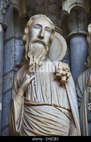 Cathédrale de Chartres statues gothiques et sculptures extérieures.Porche nord, portail central, jambes de droite - vue générale c.1194-1230.Cathédrale de Chartres Banque D'Images