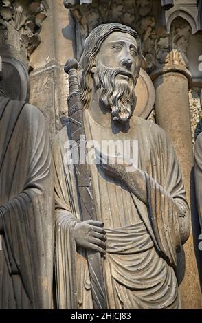 Portail sud de la cathédrale de Chartres statues gothiques et sculptures extérieures.Statue gothique de Thomas.Le portail sud, qui a été ajouté plus tard que le Banque D'Images