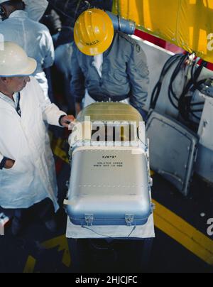 Activité sur le bloc n° 5 pendant les vérifications RF et l'arrivée et le placement du jambon dans la capsule.Le 31 janvier 1961, un lancement Mercury-Redstone à partir de Cape Canaveral a porté le chimpanzé, Ham, sur une distance de plus de 400 miles dans une trajectoire voûtée qui a atteint un sommet de 158 miles au-dessus de la Terre.La mission a été couronnée de succès et Ham a bien effectué sa tâche de traction de levier en réponse au feu clignotant. Banque D'Images