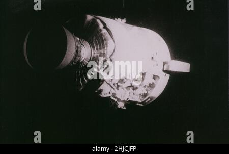 Module de service Apollo 13 endommagé.Un panneau SM entier a été expulsé par l'explosion apparente du réservoir d'oxygène numéro deux situé dans la zone endommagée.Les dommages subis par le SM ont entraîné l'utilisation du module Lunar (LM) par les membres de l'équipage de l'Apollo 13 comme « canot de sauvetage ».Le module Lunar 'Aquarius' a été mis à l'eau juste avant la réentrée de la Terre par le module de commande 'Odyssey'.04/17/1970 Banque D'Images