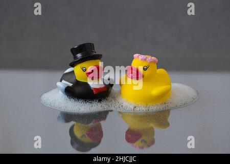 Salle de bain jaune Ducks Bride et Groom avec réflexion Banque D'Images