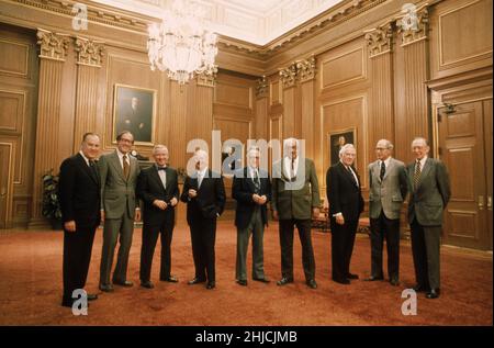 JUGES DE la Cour suprême DES ÉTATS-UNIS en 1977, de gauche à droite : Potter Stewart, William Rehnquist, John Paul Stevens, William J. Brennan, Harry Blackmun,Thurgood Marshall, juge en chef Warren E. Burger, Byron White, Lewis F. Powell. Banque D'Images