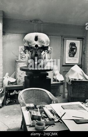 Studio de Sir Henry Spencer Moore, beaucoup Hadham, Angleterre, 1970.Moore était un artiste et sculpteur d'origine anglaise, connu pour ses œuvres abstraites modernistes.Né en 1898, décédé en 1986. Banque D'Images