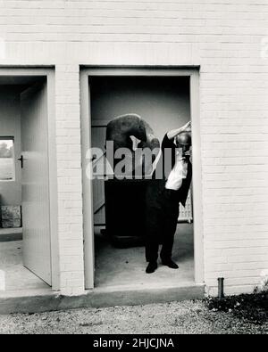 Sir Henry Spencer Moore parle au téléphone dans son studio à la maison à beaucoup Hadham, Angleterre, 1970.Moore était un artiste et sculpteur d'origine anglaise, connu pour ses œuvres abstraites modernistes.Né en 1898, décédé en 1986. Banque D'Images