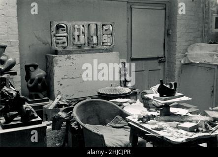 Studio de Sir Henry Spencer Moore, beaucoup Hadham, Angleterre, 1962.Moore était un artiste et sculpteur d'origine anglaise, connu pour ses œuvres abstraites modernistes.Né en 1898, décédé en 1986. Banque D'Images